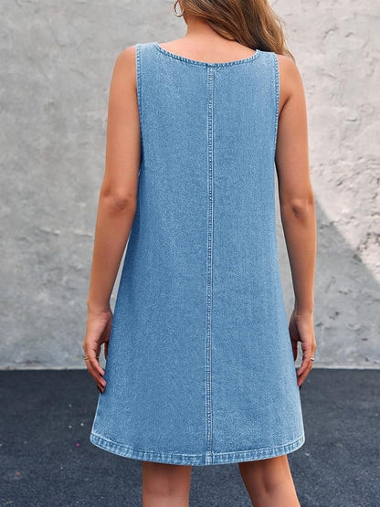 Vestido vaquero corto de tirantes en azul claro, look completo