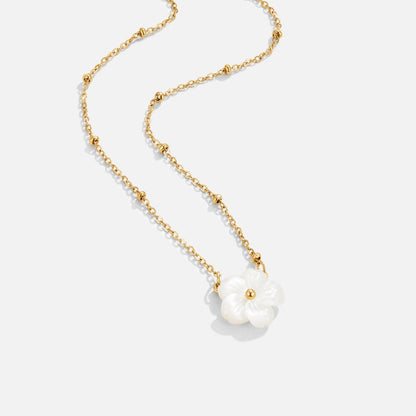 Collar Lucía con colgante de flor blanca
